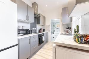 Η κουζίνα ή μικρή κουζίνα στο City Centre, Free Parking and Sleeps 8