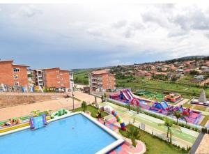 un parc aquatique vide avec une piscine et des toboggans dans l'établissement ACACUS ROYALE, à Kigali