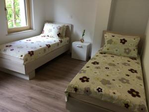Habitación pequeña con 2 camas y ventana en Ferienwohnung für 4 Personen ca 72 qm in Slap ob Idrijci, Küstenland Slowenien en Slap ob Idrijci