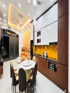 Cuisine ou kitchenette dans l'établissement Villa 7 ngủ gần biển, gần bãi tắm - Trung tâm Bãi Cháy 6 autres photos