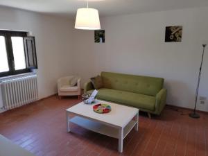 sala de estar con sofá verde y mesa en Ferienhaus mit Privatpool für 4 Personen ca 90 qm in Picciano, Adriaküste Italien Küste von Abruzzen en Picciano