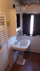 baño con lavabo blanco y 2 ventanas en Ferienhaus mit Privatpool für 4 Personen ca 90 qm in Picciano, Adriaküste Italien Küste von Abruzzen en Picciano