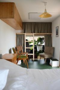 霍尔斯泰因地区诺伊斯塔特Marilyn - Glamping im Mercedes DüDo auf Camping Seeblick的一间带床、书桌和椅子的卧室