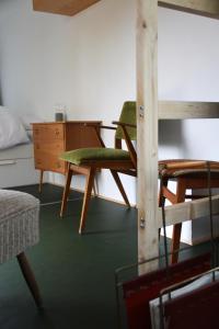 霍尔斯泰因地区诺伊斯塔特Marilyn - Glamping im Mercedes DüDo auf Camping Seeblick的客房设有一张床、椅子和一张书桌