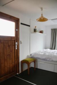 Marilyn - Glamping im Mercedes DüDo auf Camping Seeblick客房内的一张或多张床位