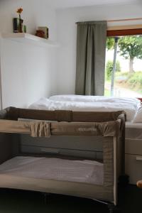 Marilyn - Glamping im Mercedes DüDo auf Camping Seeblick客房内的一张或多张床位