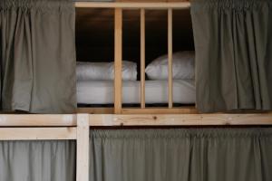 Marilyn - Glamping im Mercedes DüDo auf Camping Seeblick客房内的一张或多张床位