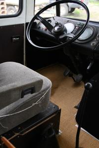 霍尔斯泰因地区诺伊斯塔特Marilyn - Glamping im Mercedes DüDo auf Camping Seeblick的带有方向盘的车辆内部 更多11张照片