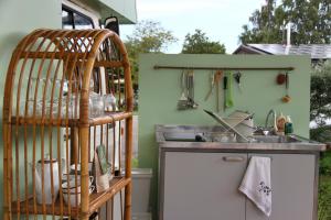 Marilyn - Glamping im Mercedes DüDo auf Camping Seeblick的厨房或小厨房