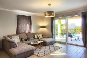 sala de estar con sofá y mesa en Ferienhaus mit Privatpool für 8 Personen ca 120 qm in Mugeba, Istrien Istrische Riviera, en Mugeba