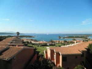 - Vistas a una ciudad con casas y al océano en Ferienwohnung für 4 Personen ca 70 qm in Marinella, Sardinien Gallura, en Marinella