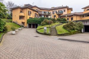 Το κτήριο όπου στεγάζεται  το διαμέρισμα