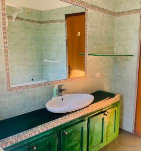 Ένα μπάνιο στο appartamento con giardino a 2 minuti dal lago