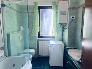 Ένα μπάνιο στο appartamento con giardino a 2 minuti dal lago +18 φωτογραφίες