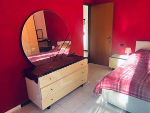 Ένα ή περισσότερα κρεβάτια σε δωμάτιο στο appartamento con giardino a 2 minuti dal lago