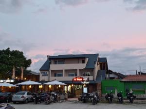 ヴァマ・ヴェケにあるVila Dini(La Rogojini)の建物前に停車する一団の二輪車