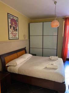 ローマにあるCardinal Vatican Innのベッドルーム1室(大型ベッド1台、大型ヘッドボード付)