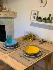 un tavolo con due piatti e bicchieri da vino sopra di Trullo Scirocco - Apulian House a Locorotondo