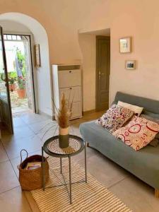 un soggiorno con divano e tavolo di Trullo Scirocco - Apulian House a Locorotondo
