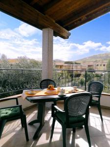 einen Tisch und Stühle auf einem Balkon mit Aussicht in der Unterkunft Studio für 4 Personen ca 70 qm in La Ciaccia, Sardinien Anglona in Codaruina