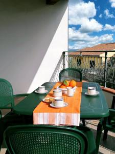 einen Tisch mit einem Obstteller auf dem Balkon in der Unterkunft Studio für 4 Personen ca 70 qm in La Ciaccia, Sardinien Anglona in Codaruina