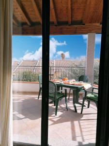 eine Terrasse mit einem Tisch und Stühlen auf dem Balkon in der Unterkunft Studio für 4 Personen ca 70 qm in La Ciaccia, Sardinien Anglona in Codaruina
