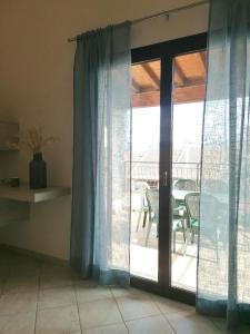 Zimmer mit einer Glasschiebetür zur Terrasse in der Unterkunft Studio für 4 Personen ca 70 qm in La Ciaccia, Sardinien Anglona in Codaruina
