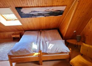 1 dormitorio con 1 cama en una cabaña de madera en Willa Anna, en Kościelisko