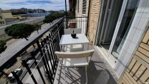 uma mesa branca e 2 cadeiras numa varanda em Limited Edition Guesthouse em Bari