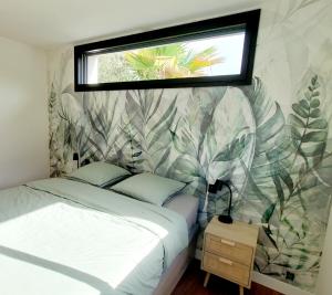 索奧爾特奧瑟戈的住宿－Brand new surf lodge at the end of golf，一间卧室配有一张床和一个带壁画的窗户。