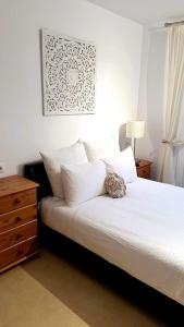 1 dormitorio con 1 cama con sábanas blancas y vestidor en Thistle 2.0b, en Murcia