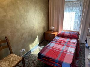 a small bedroom with a bed and a window at Villa Yemaya - camera con bagno privato in Casarsa della Delizia