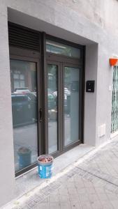 マドリードにあるAtocha apartmentの二重の入った建物の扉
