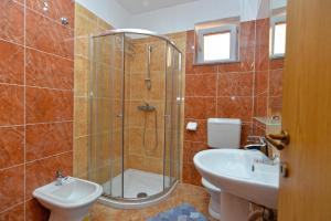 Et badeværelse på Ferienwohnung für 5 Personen ca 41 qm in Pula, Istrien Istrische Riviera