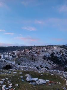 Kalívia的住宿－Kastro's View，享有岩石山丘上的城镇景色