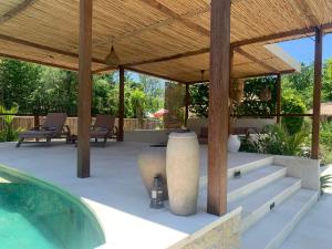 een paviljoen met een zwembad in de achtertuin bij Kubu Shanti in Gili Meno