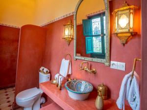 Koupelna v ubytování Riad dada Messouda spa