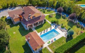 an overhead view of a house with a swimming pool at Ferienhaus mit Privatpool für 8 Personen ca 200 qm in Vrecari, Istrien Ostküste von Istrien in Nedeščina