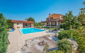 una finca con piscina y una casa en Ferienhaus mit Privatpool für 8 Personen ca 200 qm in Vrecari, Istrien Ostküste von Istrien, en Nedeščina