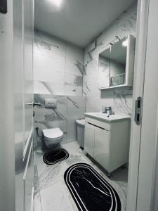 a bathroom with a toilet and a sink at Apartman Magnolia in Novi Pazar
