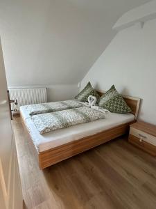 - une chambre avec un lit doté d'un ours en peluche dans l'établissement Wohnung mit Terrasse, à Herbolzheim