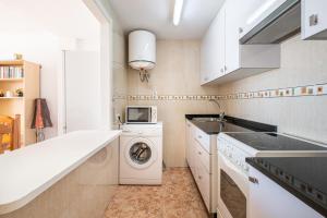 ベニドルムにあるLos Ranchos 1-3 Apartment Levante Beachのキッチン(洗濯機、洗濯機付)