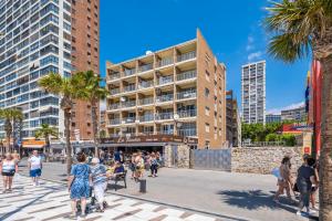 ベニドルムにあるLos Ranchos 1-3 Apartment Levante Beachの街歩きの人々