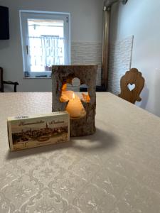 uma vela numa caixa sentada em cima de uma mesa em Casa Tei em Turnişor