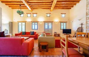 uma grande sala de estar com sofás vermelhos e uma mesa em Luxury Villa Jolly in Paros Isterni em Isterni
