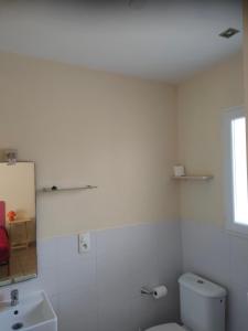 uma casa de banho branca com um WC e um lavatório em Gîte Studioescos El Uno em Escos