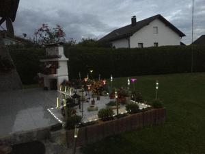 un jardin avec des bougies et des plantes dans une cour dans l'établissement Ferienwohnung für 5 Personen ca 80 qm in Regen, Bayern Bayerischer Wald, à Regen