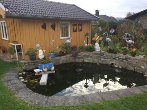un estanque frente a una casa con pájaros dentro en Ferienwohnung für 5 Personen ca 80 qm in Regen, Bayern Bayerischer Wald, en Regen