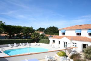 Vista de la piscina de L'Orée Du Bois o alrededores