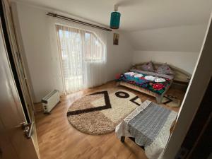 Kleines Zimmer mit einem Bett und einem Teppich in der Unterkunft Pensiunea Casa Andrei in Bîrsana